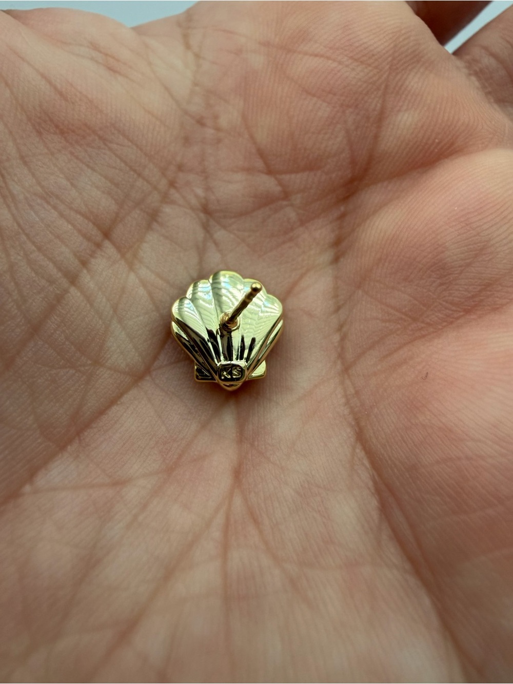 Kendra Scott Brynne Shell Stud Green Gold Earrings - Picture 7 of 8